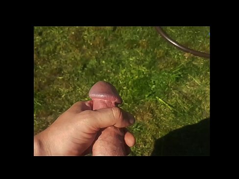 ❤️ Keçika germ di bexçeyek havînê de pisîka xwe ya pembe diqelişe û bi şuştinê dixe. ️ Porno li ku.xxx-wow-net.ru ❌️