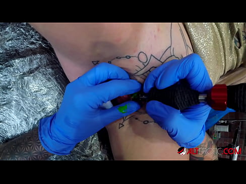 ❤️ Keçika pir tattookirî Sully Savage tattooek li ser klîtorê xwe kir. ️ Porno li ku.xxx-wow-net.ru ❌️